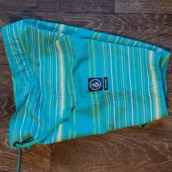 Volcom Board Shorts - Picture 4 of 5